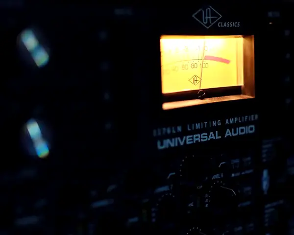 Analogue compressor with an illuminated level meter, black and white